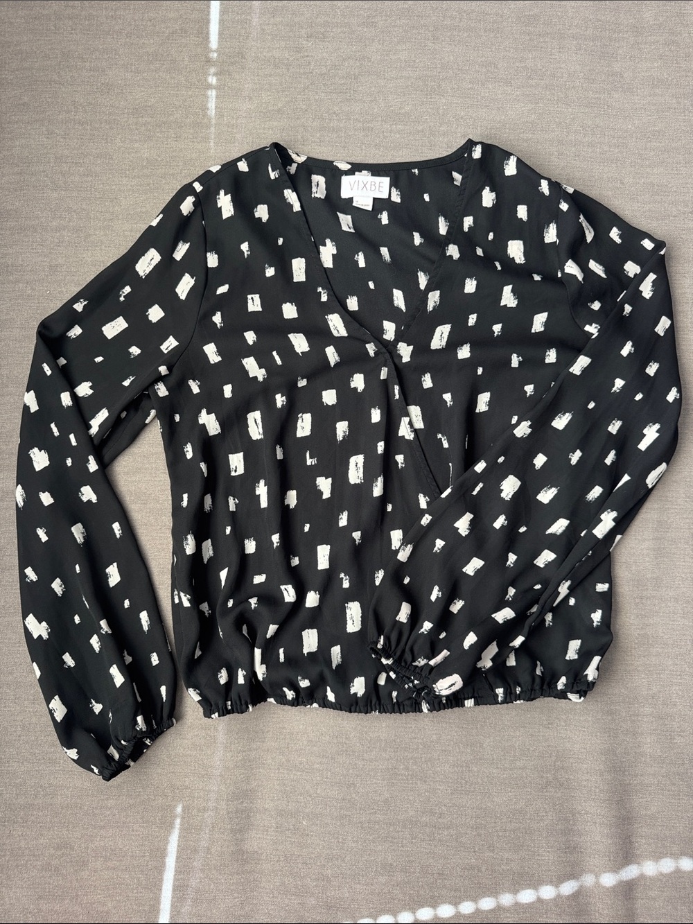 Vixbe Black and White Long-Sleeve V-Neck Blouse